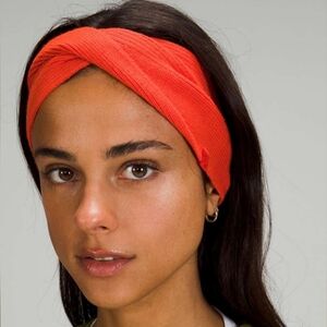NWT Lululemon Twist Knit Ear Warmer Autumn Red (One Size)